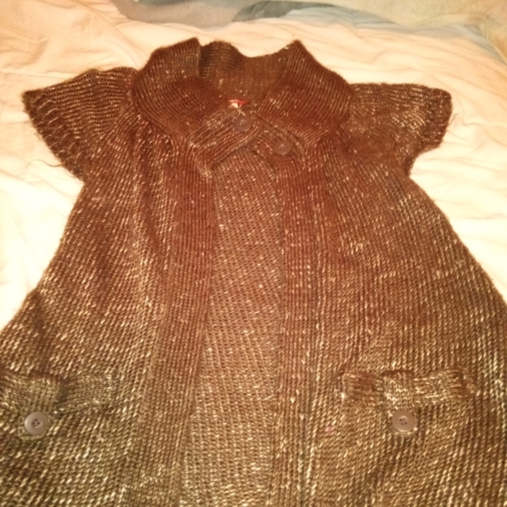 Girl's top single button enclosure under neck capped sleeves